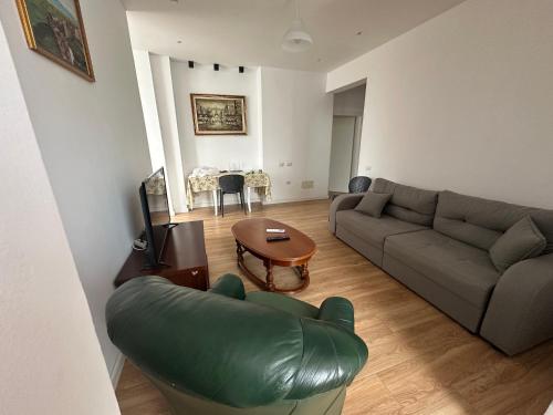 Tulip Apartment - Amazing Central Location, Tirana