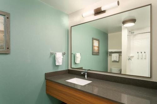 Fairfield Inn and Suites Jacksonville Beach - image 11