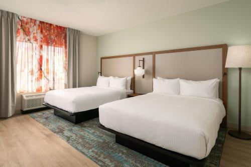 2 queen beds