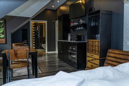 Penthouse Studio image 9
