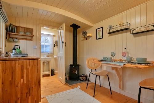 Finest Retreats - The Chicken Hut in Farthinghoe