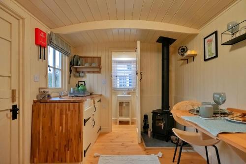 Finest Retreats - The Chicken Hut in Farthinghoe