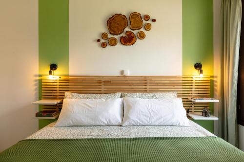 1 queen bed, 1 sofa bed