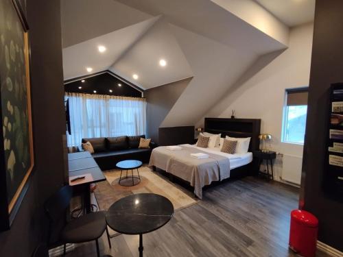 Penthouse Studio image 7