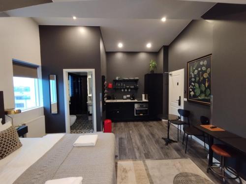 Penthouse Studio image 6