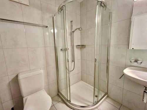 浴室, 4-Bedroom Getaway in Zug with Spacious Living in 蘇格