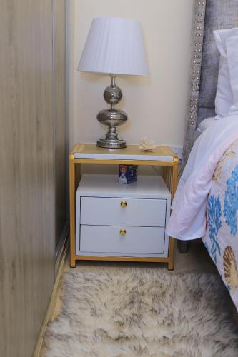 The Swanky Suite, Kamakis in รุยรู