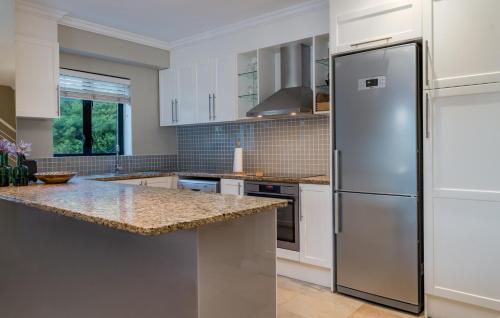 Pearl Valley family golf lodge on nature lake with mountain views in Simondium