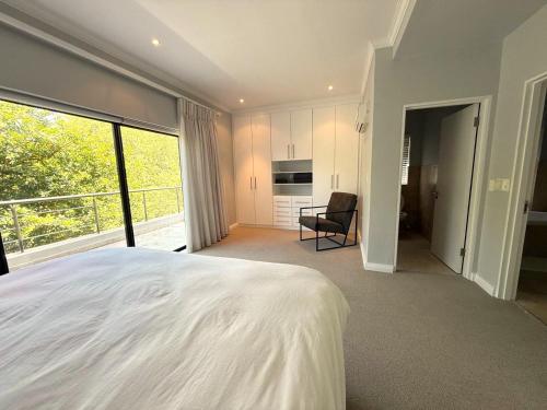 Pearl Valley family golf lodge on nature lake with mountain views in Simondium