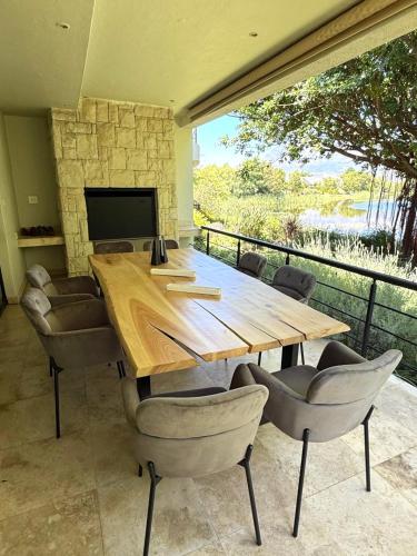 Pearl Valley family golf lodge on nature lake with mountain views in Simondium