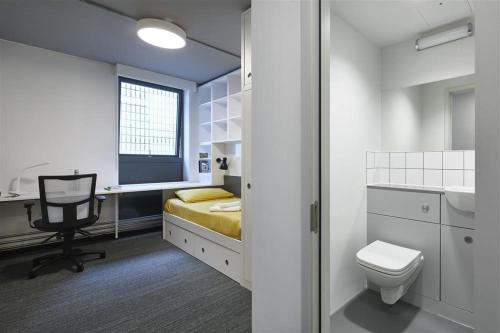 Astor College - Photo 3