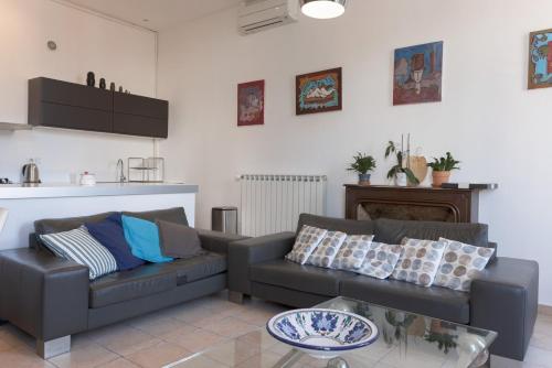 Carnot Prestige – Spacious & Central - Tap to explore photos