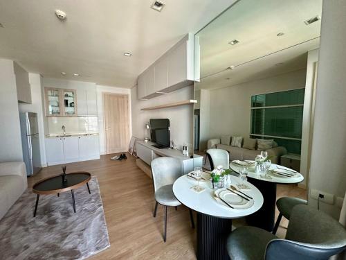 Luxury Apartment at Central Watthana, Bangkok (photo 2)