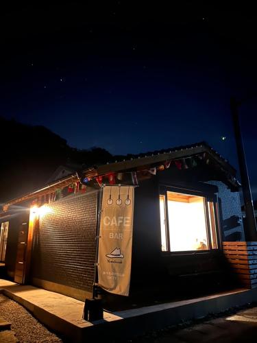 Yamaboushi Tsushima - Guesthouse & Cafe - 숙소 외관