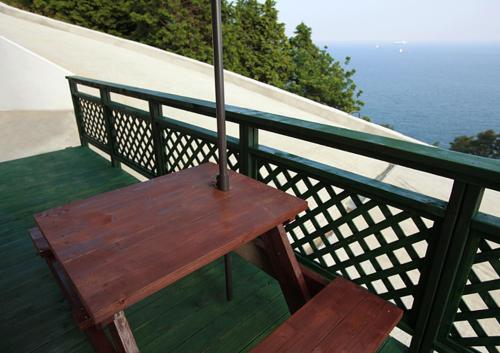 Montmartre Stop at Montmartre to discover the wonders of Namhae-gun. The property offers guests a range of services and amenities designed to provide comfort and convenience. Service-minded staff will welcome an