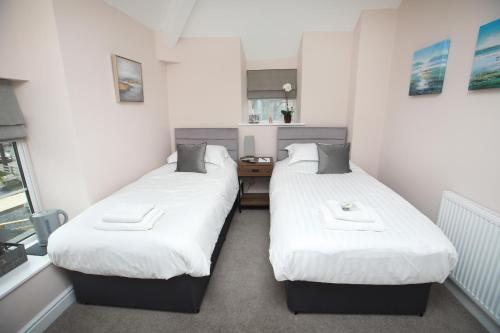 2 twin beds