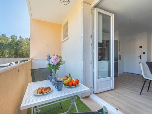 Apartment Les Amandiers by Interhome in ลา แซย์น-ซูร์-แมร์