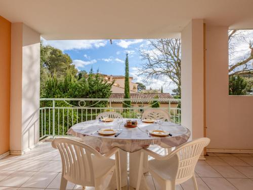 Apartment Les Calanques du Parc-5 by Interhome