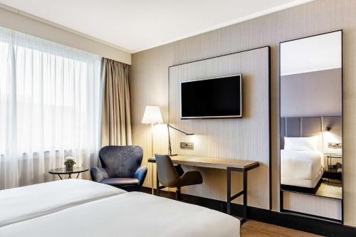 1 queen bed, 2 twin beds