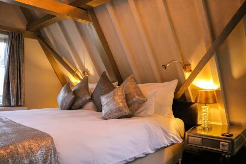 Grand Suite with Canal View image 5