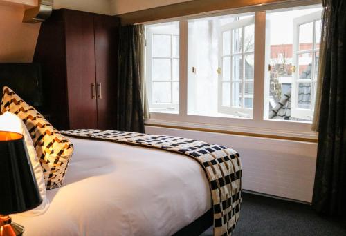 Grand Suite with Canal View image 10