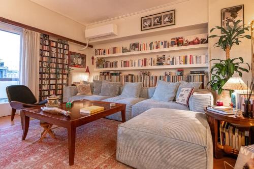 Chic 2BR Bright Penthouse with Open Wood Staircase