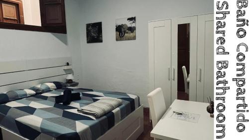 Double Room with Shared Bathroom room in Alma Canaria Rooms