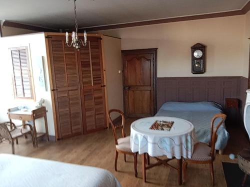 1 queen bed, 1 double bed, 2 twin beds