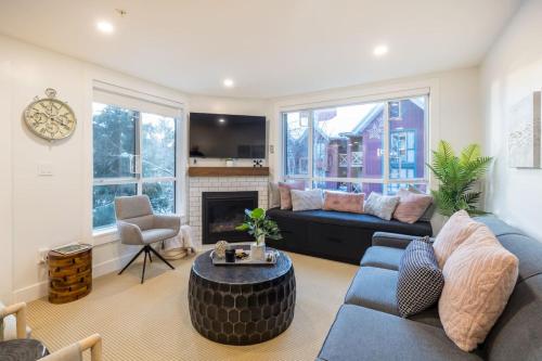 Whistler Village 2BR, Sleeps 6, Air Con, Free Parking
