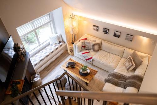 Creekside 3BR, Sleeps 8 Pool, Hot Tub, Walk to Lakes