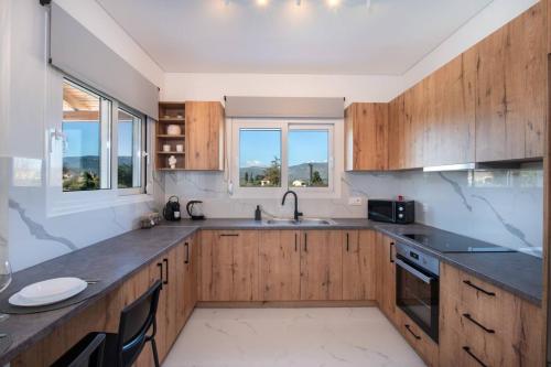 Villa Pervana- Private pool - Close to the Beach in Armeni