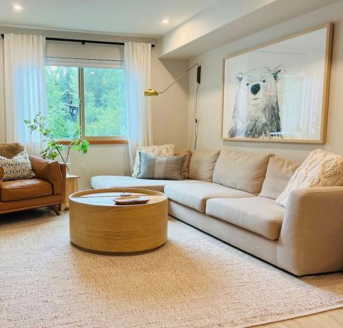 Stunning 2BR, Sleeps 6, Patio BBQ, Pool, Near Lakes