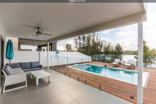 Belle Vista - Luxury Canal Front Home near Theme Parks with Pool in Hope Sziget