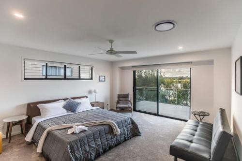 Belle Vista - Luxury Canal Front Home near Theme Parks with Pool in Hope Sziget