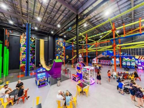 Belle Vista - Luxury Canal Front Home near Theme Parks with Pool in Hope Sziget