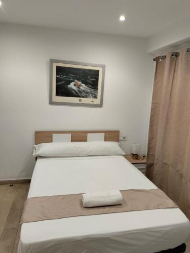 Single Room with Shared Bathroom image 3