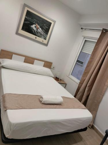 Single Room with Shared Bathroom image 2