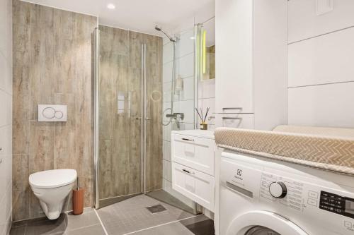 Dinbnb Homes I Bergen's #1 BNB I Jacuzzi & Fireplace & Balcony 5
