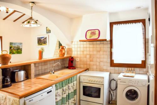 keuken, Maison confortable à La Roche-sur-le-Buis avec piscine partagée (Maison confortable a La Roche-sur-le-Buis avec piscine partagee) in Cavaillon