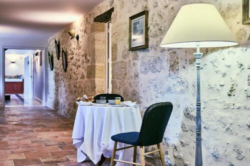 Chateau Montagne "Terre de Sienne" in Saint-Philippe-d'Aiguille