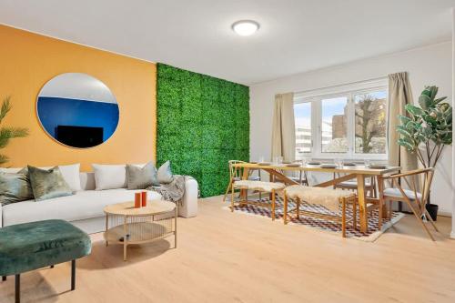 Dinbnb Apartments l Free Parking l 5 Min From Torget l Nearby Coast I Newly Furnished
