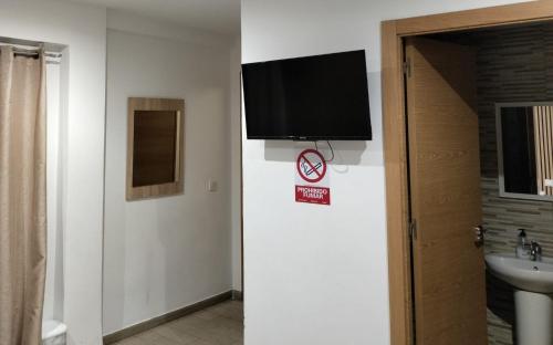 Single Room with Private Bathroom image 4