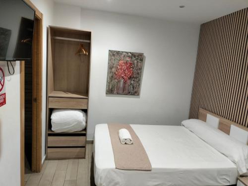 Single Room with Private Bathroom image 2