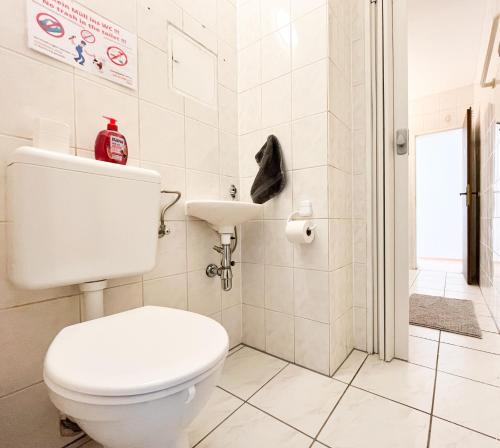 Fürdőszoba, Home4Now BM01 Monteursunterkunft in Bergheim I 3 Schlafzimmer fur 6 Personen I Kuche I SmartTV I WiF in Bergheim