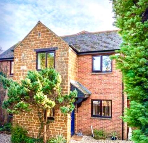 Large Home Near Soho Farmhouse, Blenheim & Oxford gîte à louer Deddington Castle