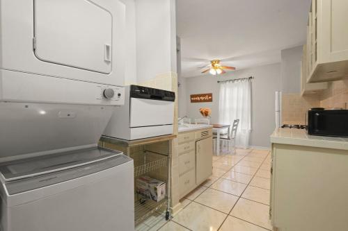 Midtown 2BR Home Near DT and G Aquarium in Knight Park-Howell Station