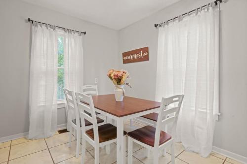 Midtown 2BR Home Near DT and G Aquarium in Knight Park-Howell Station