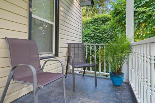 Midtown 2BR Home Near DT and G Aquarium in Knight Park-Howell Station