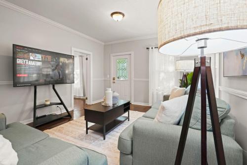 Midtown 2BR Home Near DT and G Aquarium in Knight Park-Howell Station