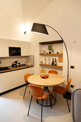 Dislocati BnB - Jacuzzi privata - Cucina - TV60" - Minimal Luxury in Marigliano